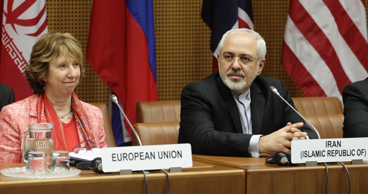 European Union foreign policy chief Catherine Ashton (L) and Iranian Foreign Minister Mohammad Javad Zarif wait for the start of talks in Vienna