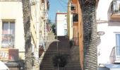 Empinadas escaleras llevan del puerto hasta el centro de Port Vendres. 