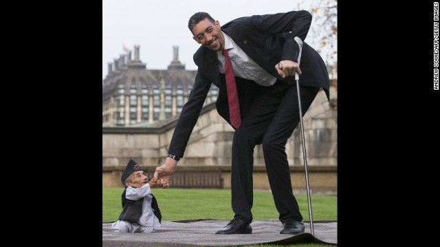 Chandra Bahadur Dangi, from Nepal, (L) the particular shortest adult to have at just about any time been verified simply by Guinness Globe Records, meets the actual world&#39;s tallest man Sultan Kosen from Turkey, within a photocall in London upon November 13, 2014, to mark Guinness world Records Day. AFP PHOTO / ANDREW COWIE (Photo credit should read ANDREW COWIE/AFP/Getty Images)