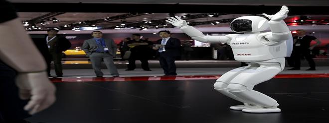 فيديو: فقط فى كوكب اليابان أوباما و أسيمو روبوت هوندا يلعبان كرة القدم