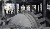 Ruinas. Palestinos caminan entre los escombros de una mezquita, derrumbada ayer por un ataque israelí (AP). 