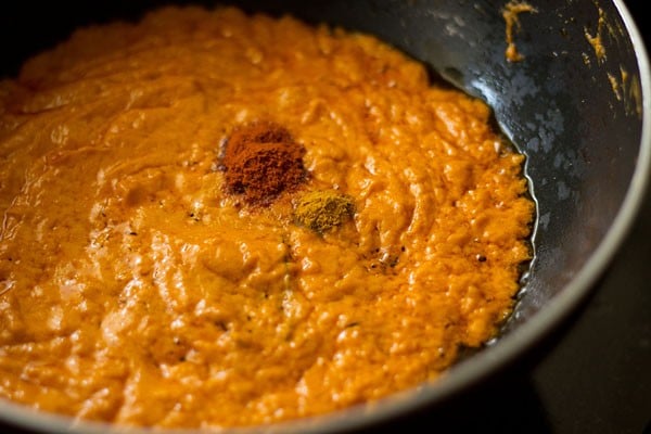 add spices to veg makhanwala gravy