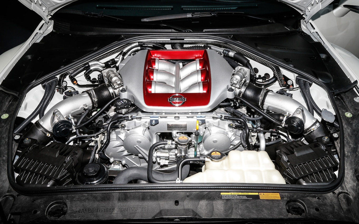 2014-Nissan-GT-R-engine