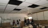 2010. Faltaban paneles en el techo de las aulas y las paredes del establecimiento evidenciaban episodios de vandalismo (Raimundo Viñuelas / Archivo).