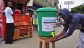 LIBERIA. Un hombre se higieniza las manos en la ciudad de Monrovia (AP).