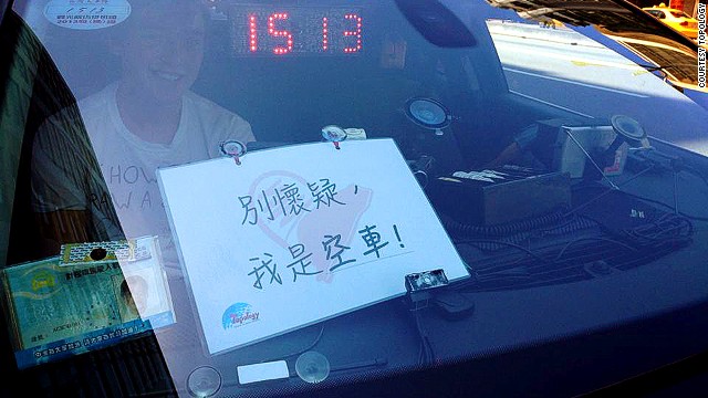 Taxi Diary works with five English-speaking taxi drivers. Signs explaining the project allow potential passengers to decide if they want to participate before they hire the cab. This sign says: "Don't doubt it. I'm an empty cab."
