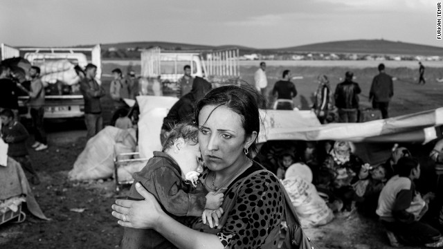 Approximately 5 thousand refugees per day have been crossing the border from the Yumurtalik<!-- --> </br>border gate for a month and theese refugees are taken to camps and city centers with trucks.