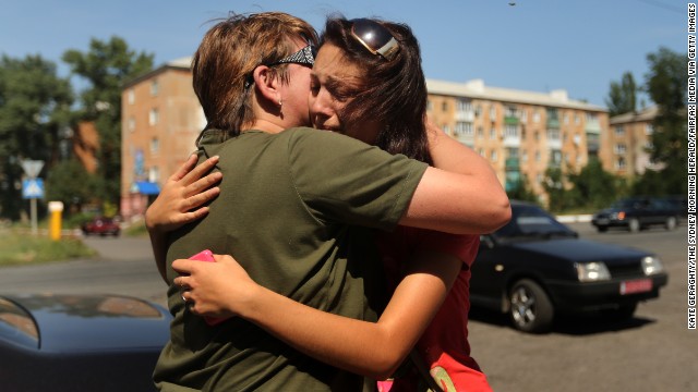 A woman says goodbye to her mother as she flees her home in Shakhtersk, Ukraine, on Tuesday, July 29. <a href='http://ift.tt/TpMNl2'>See more photos of the crisis from earlier this year</a>