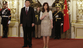 Protocolo. Un corredor formado por granaderos, reservado para los jefes de Estado, intervino en la bienvenida de la presidenta Cristina Fernández a su par chino, Xi Jinping (DyN)