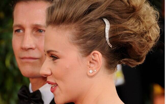 Scarlett Johansson sabe usar piercings com muito estilo no tapete vermelho