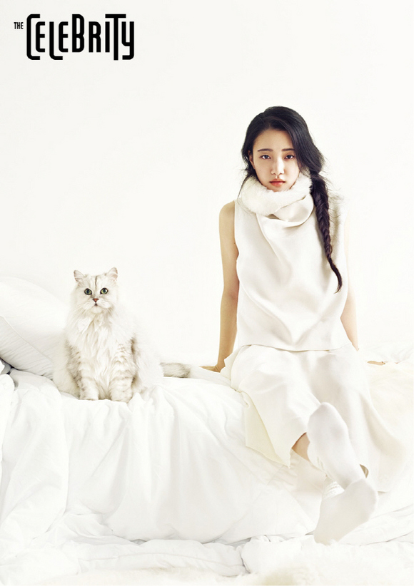“韓国の蒼井優”ソン・スヒョン、猫と一緒にグラビア撮影…気だるい眼差しで独特の雰囲気を放つ