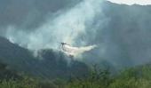 San Roque. Un avión hidrante enfriando ayer la zona bajo fuego en Punilla (Spfaffen)