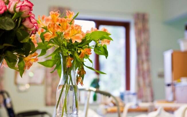 14- Mantenha um bonito vaso com flores sempre frescas e vistosas sobre a mesa central ou lateral. Outra opção é posicioná-la sobre a mesa de jantar