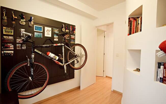 O painel de aviso e fotos (1,60 x 1,40 m) também acomoda a bike dos moradores. Projeto de Elaine Gonzalez 