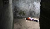 ÉBOLA. El niño Saah Exco de 10 años murió solo en una calle de Monrovia, Liberia (Foto de Twitter @TimbreTim).
