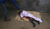 ÉBOLA. El niño Saah Exco de 10 años murió solo en una calle de Monrovia, Liberia (Foto de Twitter @JamilaHanan).