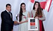 DISTINGUIDAS. Lucía Zunino y Maya Wilberger reciben la distinción de Manuel Cirtori, CEO de Holcim Argentina (Holcim).