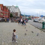 Teo en el barrio de Bryggen en Bergen