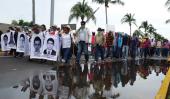 FAMILIARES. De los 43 estudiantes al sostener carteles con las fotos de sus seres queridos, en una protesta, en el aeropuerto de Acapulco en México, el último lunes (AP/Archivo).