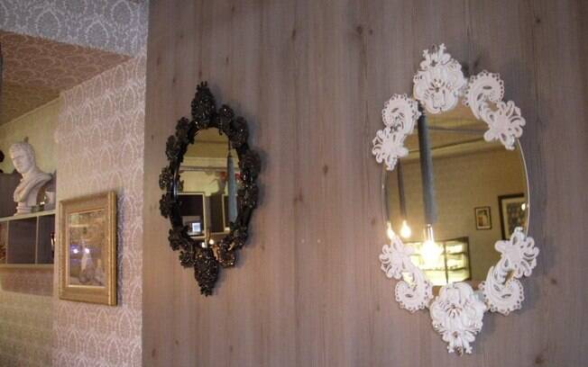 Enfeitar os espelhos com adesivos ou aplicações de tecido também funciona para conseguir uma decoração diferente no espaço da casa
