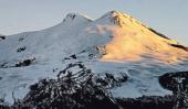 El monte Elbrus, con sus dos picos, de 5.621 metros uno y 5.642 metros el otro, considerado el más alto de Europa.