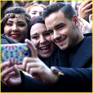 Liam Payne Defends His 'Fake' Smiles While Taking Selfies
