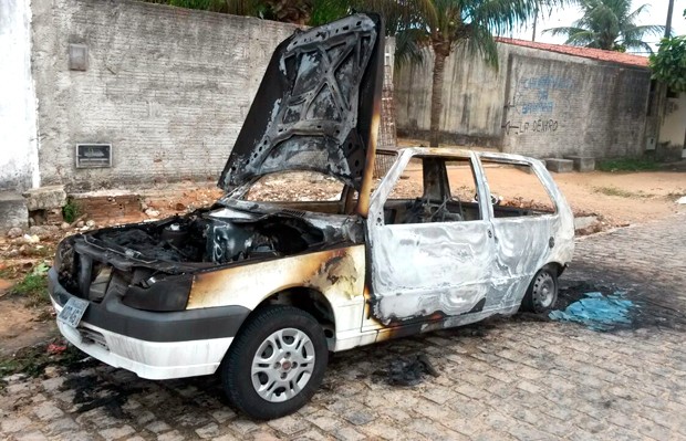 Fiat Uno ficou completamente destruído; perícia técnica deve apontar causa da explosão (Foto: Marksuel Figueiredo/Inter TV Cabugi)