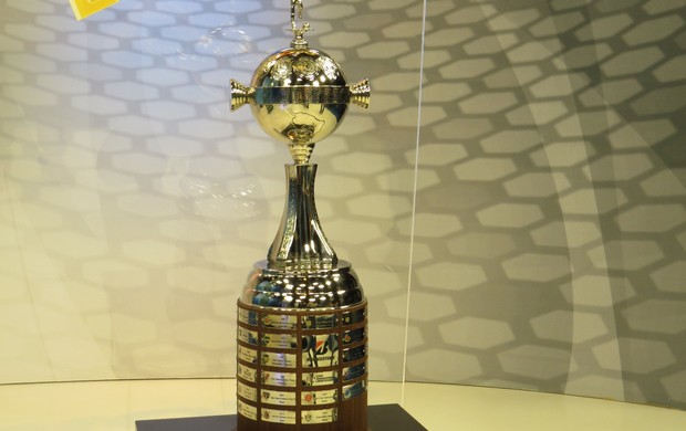 Taça da Libertadores em Curitiba (Foto: Fernando Freire)