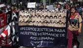 ESTUDIANTES. Al protestar por la desaparición de 43 estudiantes en el estado de Guerrero, fuera de la oficina del fiscal General en la ciudad de México, este jueves (AP).