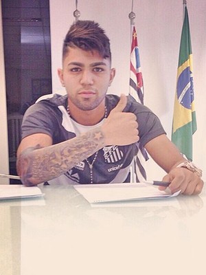 Gabriel do Santos, assinando contrato (Foto: Instagram)