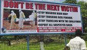 HOMBRE. Al pasar junto a una cartelera de advertencia del virus del ébola en Monrovia, Liberia, este viernes (AP).