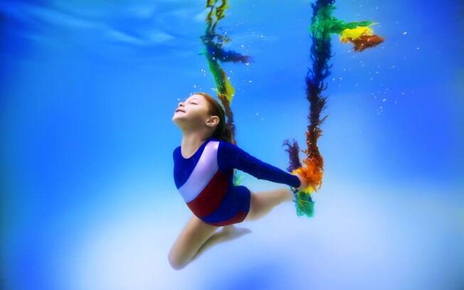 Crianças posam com descontração para fotógrafo debaixo d'água