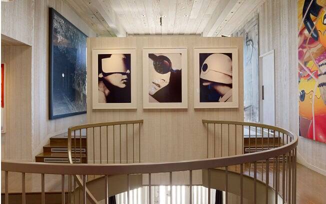 O designer norte-americano Garry Hutton transformou o corredor numa verdadeira galeria de arte, com direito a iluminação natural provida por uma claraboia