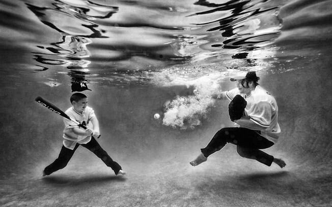 Crianças posam com descontração para fotógrafo debaixo d'água