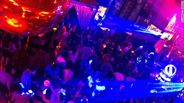 A recent Bucks Tour ended at a popular upmarket Sukhumvit Road nightclub, where customers were escorted to an exclusive table.