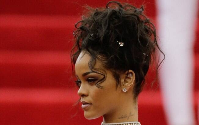 Rihanna adora piercings - tem até nos mamilos