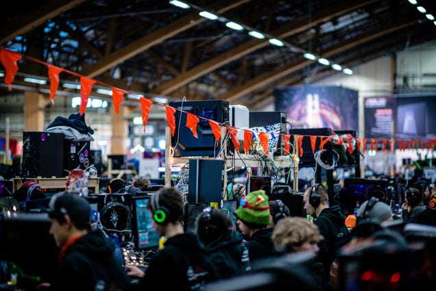 World's Biggest LAN Party Had Over 22,000 Computers, Looked Awesome