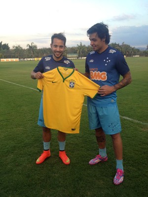 Éverton Ribeiro e Ricardo Goulart posam com a camisa da seleção brasileira na Toca (Foto: Divulgação Cruzeiro)