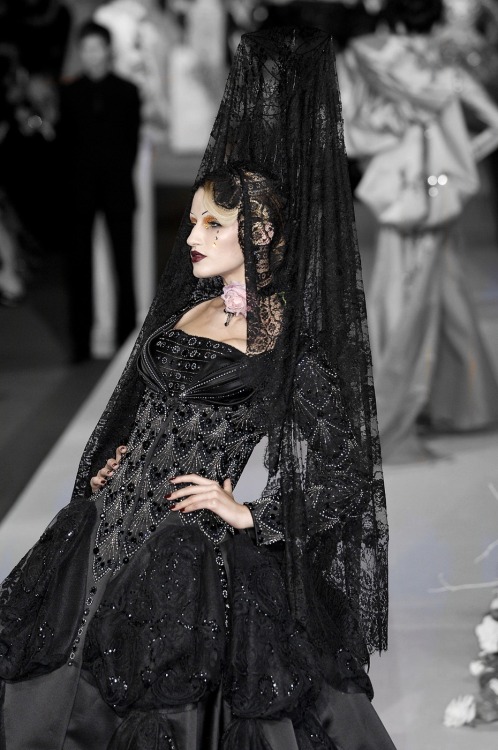 130186: Linda Vojtova for Christian Dior Haute Couture Fall...