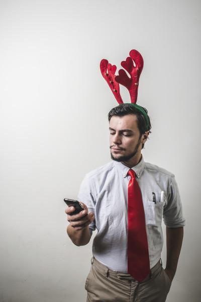 Your Strategy for Managing High Call Volumes During the Holiday Season with an Integrated Virtual Call Center image Holiday Smartphone.jpg 400x600