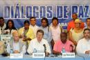 En la imagen, Jorge Torres Victoria (c), alias Pablo Catatumbo, miembro del equipo negociador de las FARC con el Gobierno colombiano en los diálogos de paz, lee un comunicado en La Habana (Cuba). EFE/Archivo
