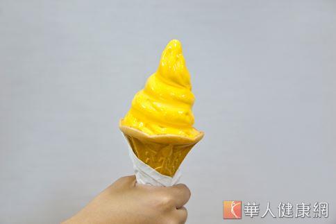 霜淇淋的口味種類繁多，吃掉1支霜淇淋相當於要跑步1小時才能把熱量消耗掉。(圖片／江旻駿攝影)。