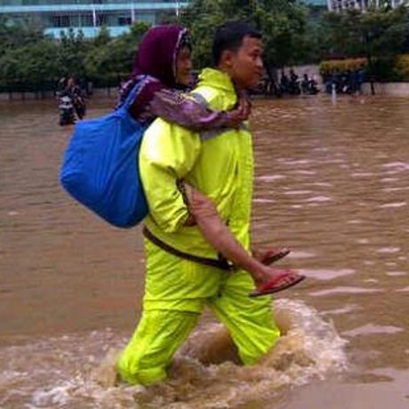 Hebat! Polisi Ini Gendong Nenek Amsinah Lintasi Banjir di Bundaran HI