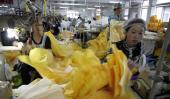 PRODUCCIÓN. China fabrica los trajes para el ébola (AP)