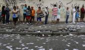 BRASIL. Los ciudadanos se acercan a votar en Río de Janeiro (AP).