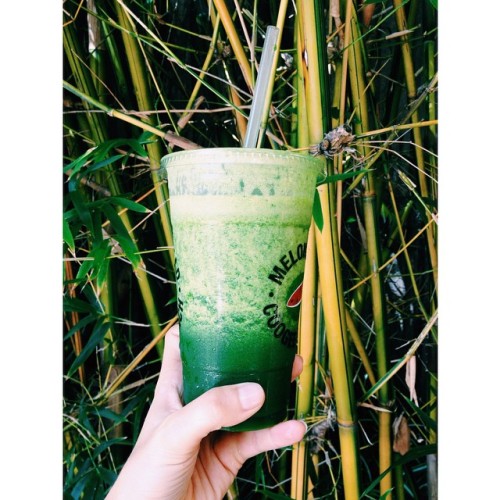 GREEN POWER SMOOTHIE | Baby spinach, kale, banana and coconut...