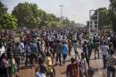 Centenares de manifestantes recorren las calles de Uagadugú, Burkina Faso, donde se desató el caos después de que un numeroso grupo de ellos asaltaran e incendiaran ayer el Parlamento en protesta por la votación de la enmienda constitucional impulsada por el jefe de estado para prolongar su mandato. EFE