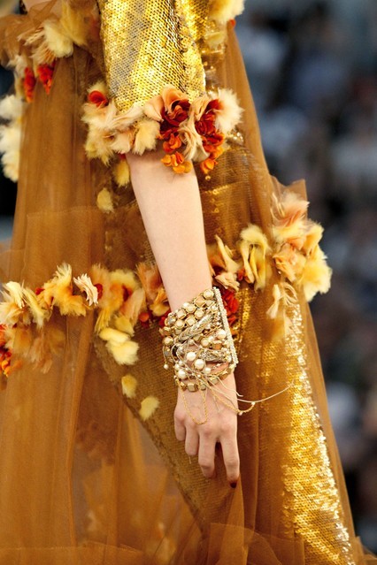 skaodi:Chanel Couture Fall 2010 details.