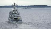 Operativo. Navíos de la armada sueca patrullan el archipiélago de Estocolmo en busca del misterioso submarino (AP).