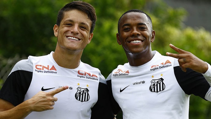 Lucas Crispim e Robinho (Foto: Ricardo Saibun / Divulgação Santos FC)